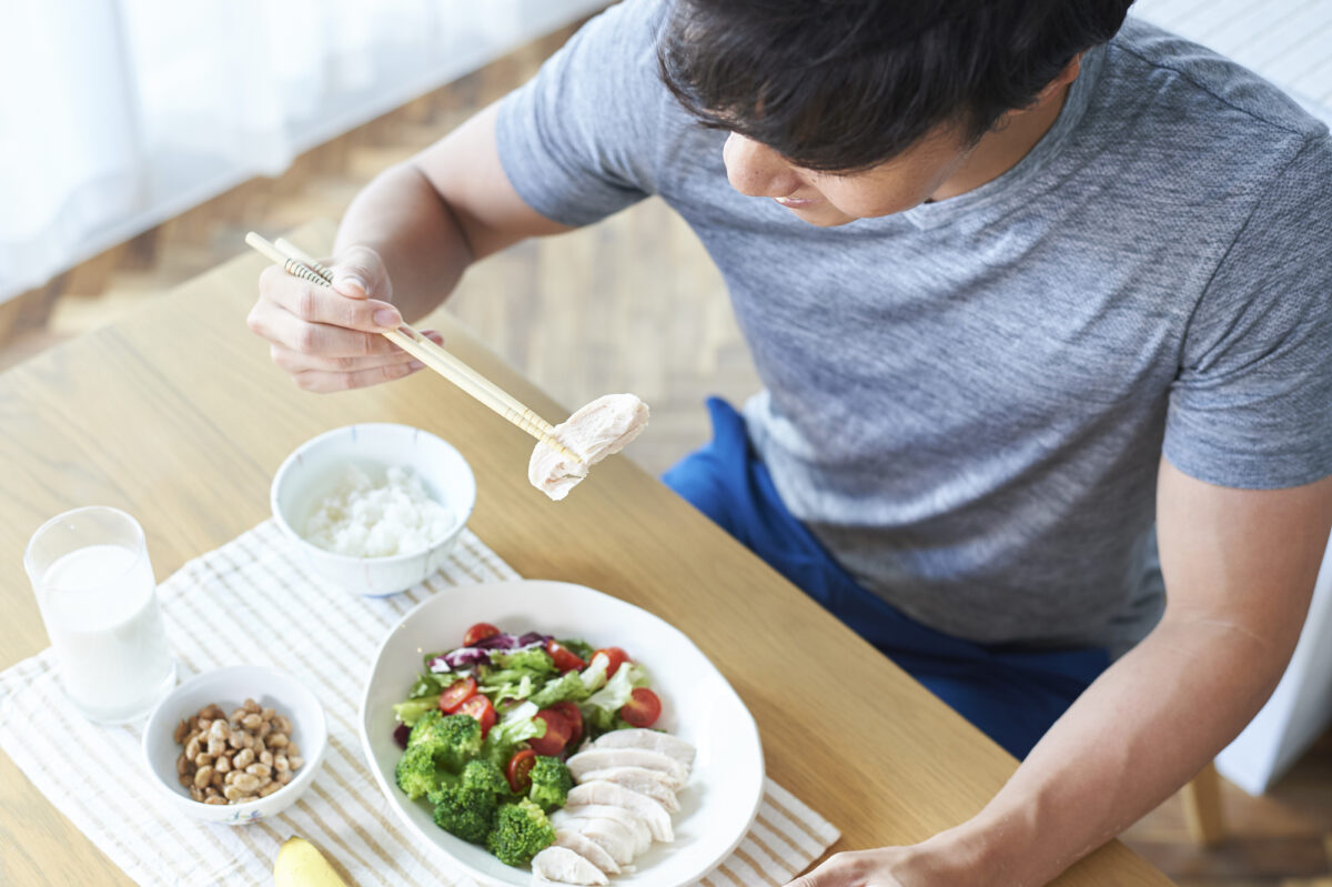 筋トレ後の食事は何がいい?必要な栄養素や食事メニュー、コンビニ食を紹介 筋トレ後の食事は何がいい?必要な栄養素や食事メニュー、コンビニ食を紹介